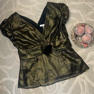 NWT🌷WDNY🌷Gold black metallic short sleeve v-neck zip back, rosette waist blouse